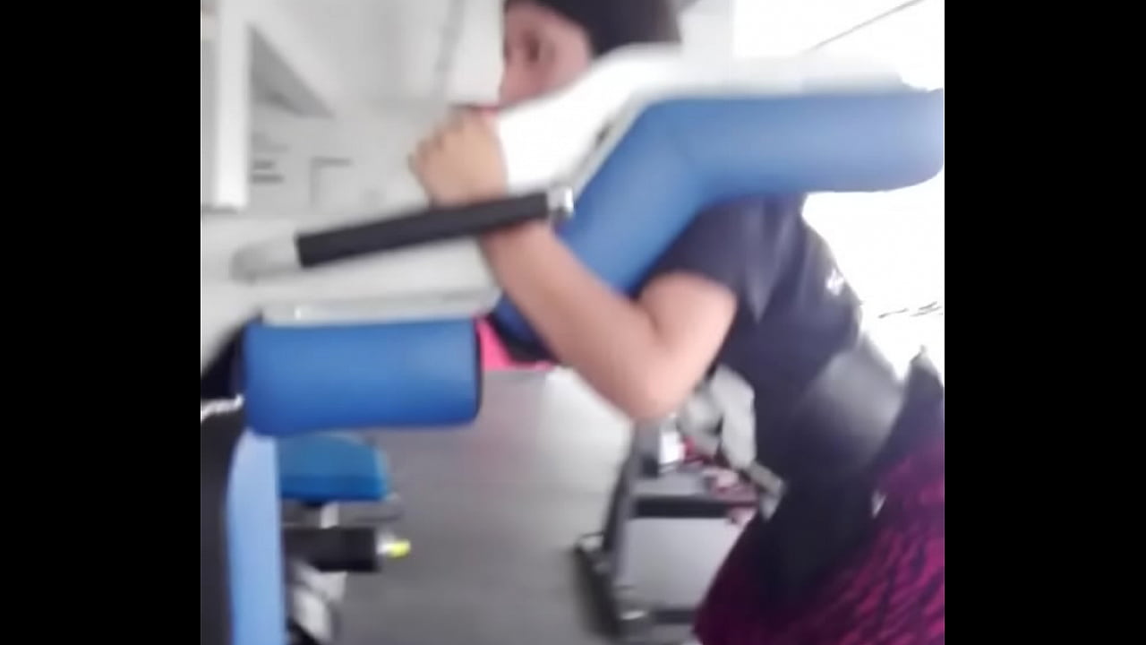 En el GYM ejercitándose el culito