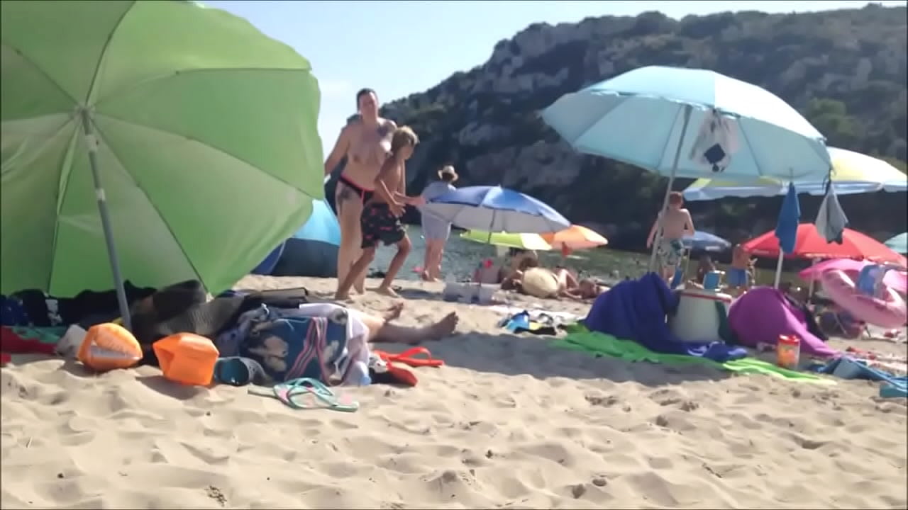 Énorme paire de seins nus à mater sur la plage