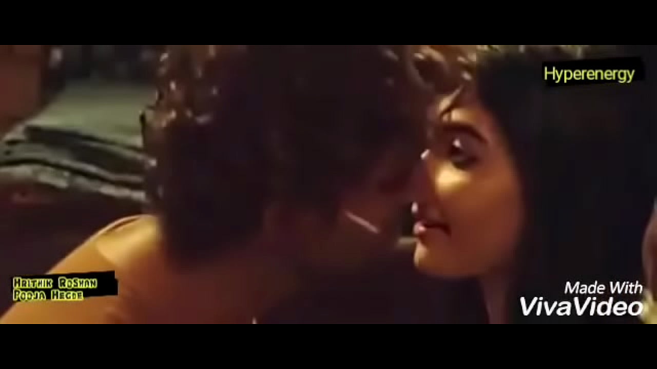 Hrithik Roshan and Pooja Hegde Hot Kiss In Mohenjo Daro