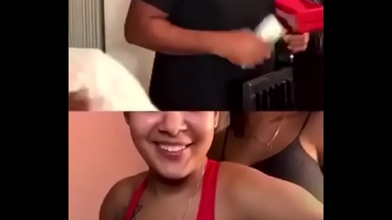 Joven enseña sus enormes tetas en un live