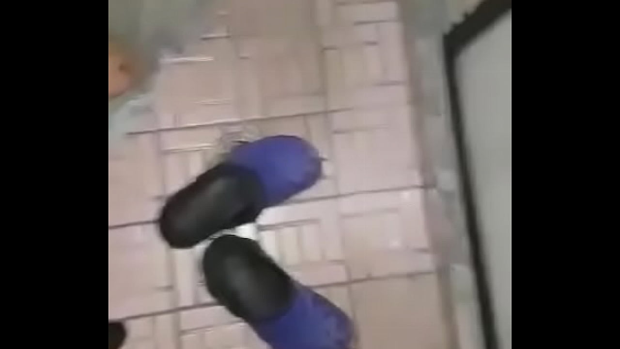 Tocandome en el baño