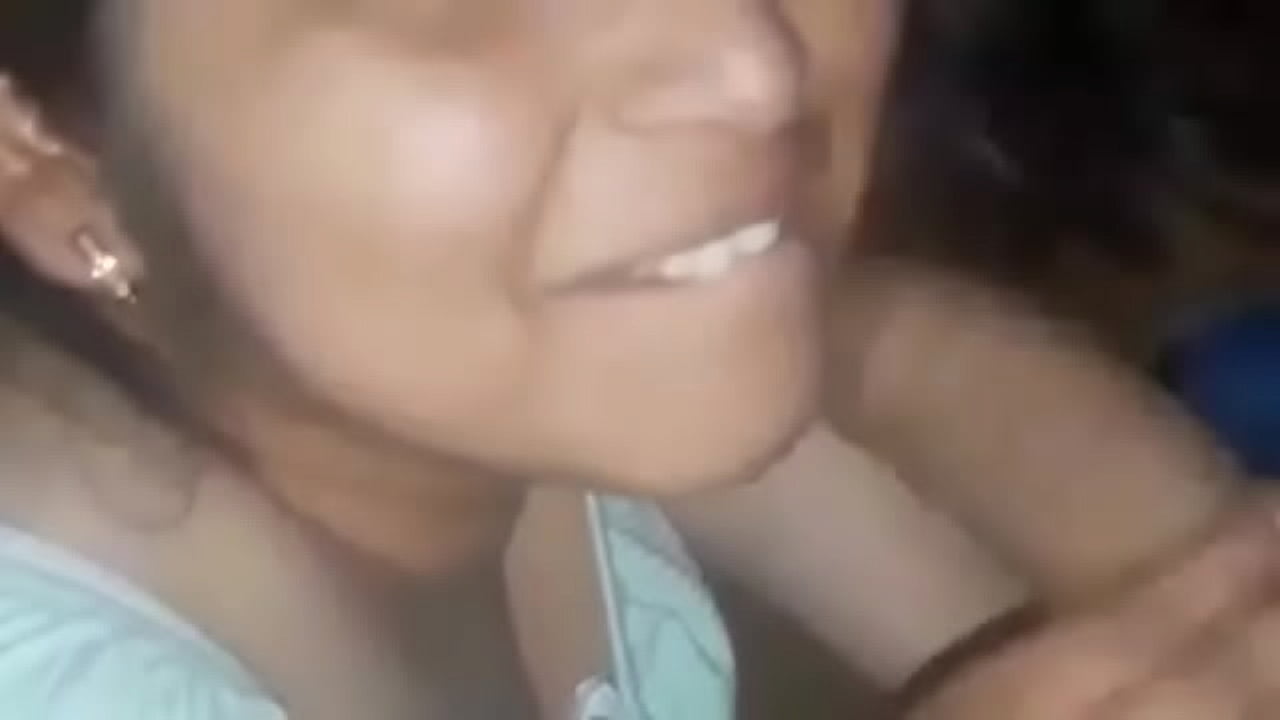 Muchacha haciendo sexo oral a su novio