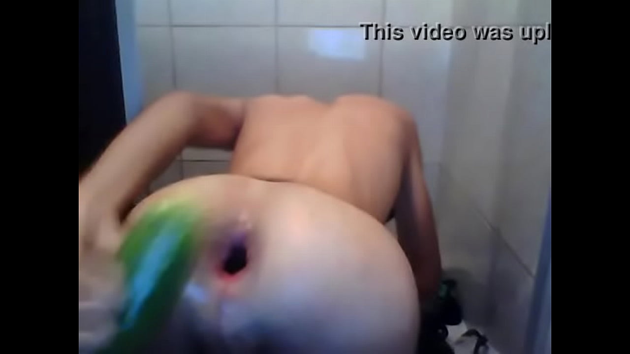 Enfiando o pepino no cú gostoso!