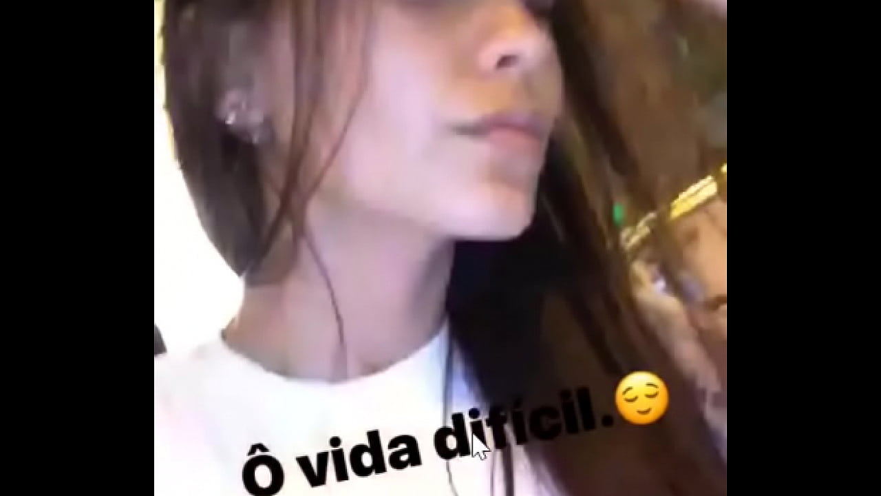 Puta mostrando peitos no carro instagram stories