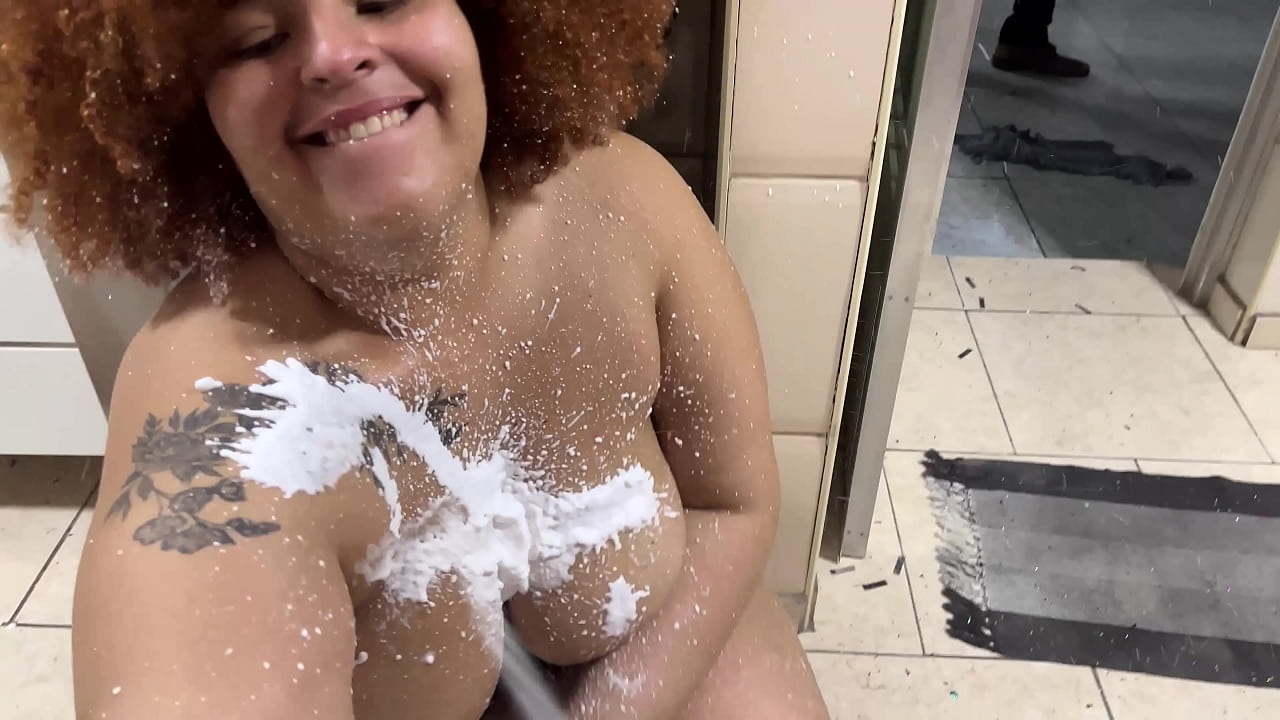 Rubi Antonelli a ninfeta BBW leva banho de chantilly no rabo gigante