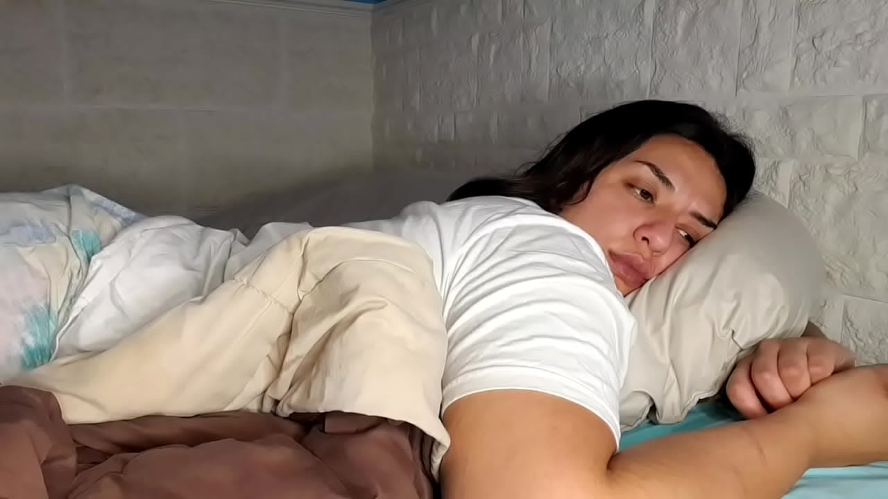 Girl Rips Massive Farts While Chilling!