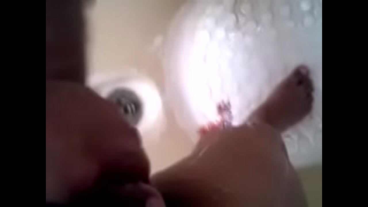 en el baño le gusta masturbarse