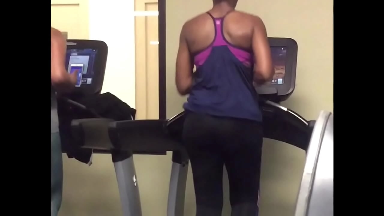 vouyer big booty at the gym jiggling on treadmill candid footage of bubble butt