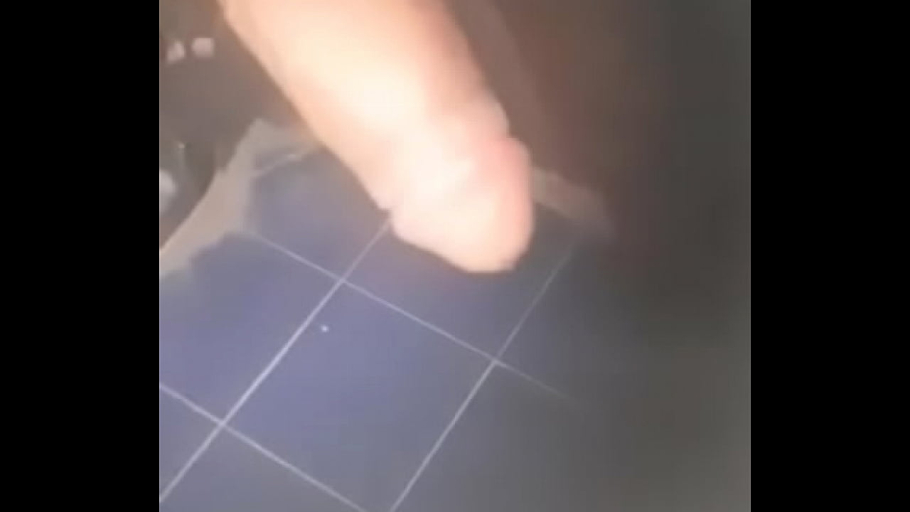 Paja en el baño sacando leche de mi verga grueso