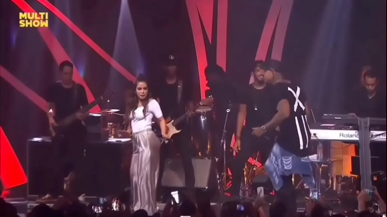 Anitta dançando com o Léo Santana