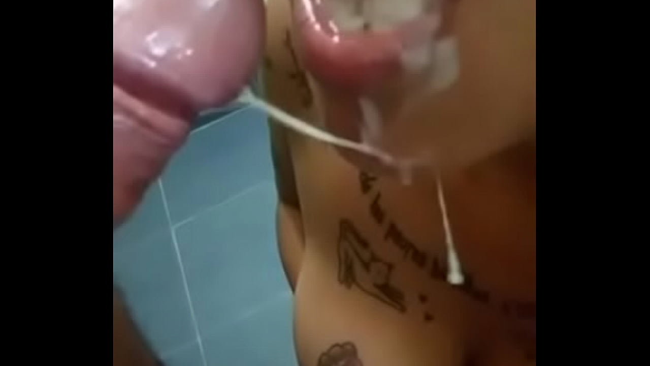 tomandose la lechita la puta tatuada