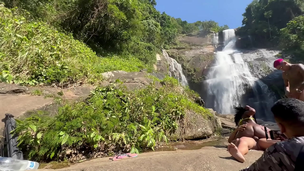 Vídeo amador bastidores podendo a pretinha 18 na cachoeira no ar livre (COMPLETO NO RED E NO CHER)