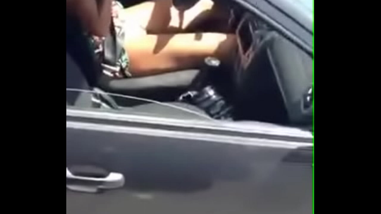 safada batendo siririca no carro na rodovia