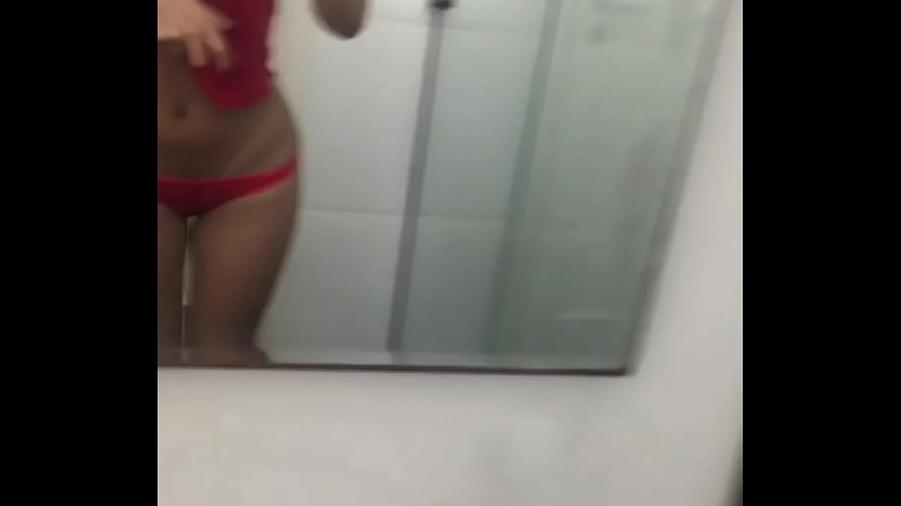 Camily Farias Mostrando o Corpo no Espelho