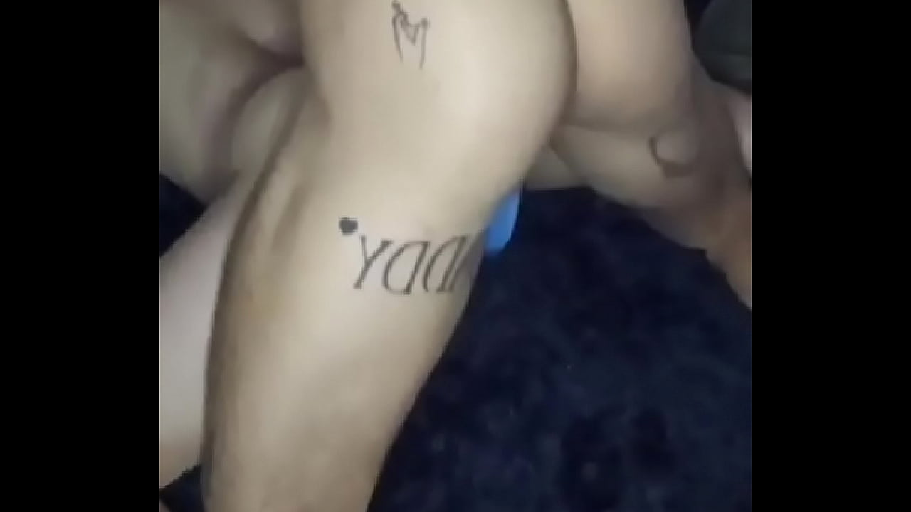 Culonsito se deja cojer fuerte por su compañero de cuarto - lo preña y le bate la leche - sexo fuerte a pelo y preñada - sumiso twink se come toda la pija de su amigo