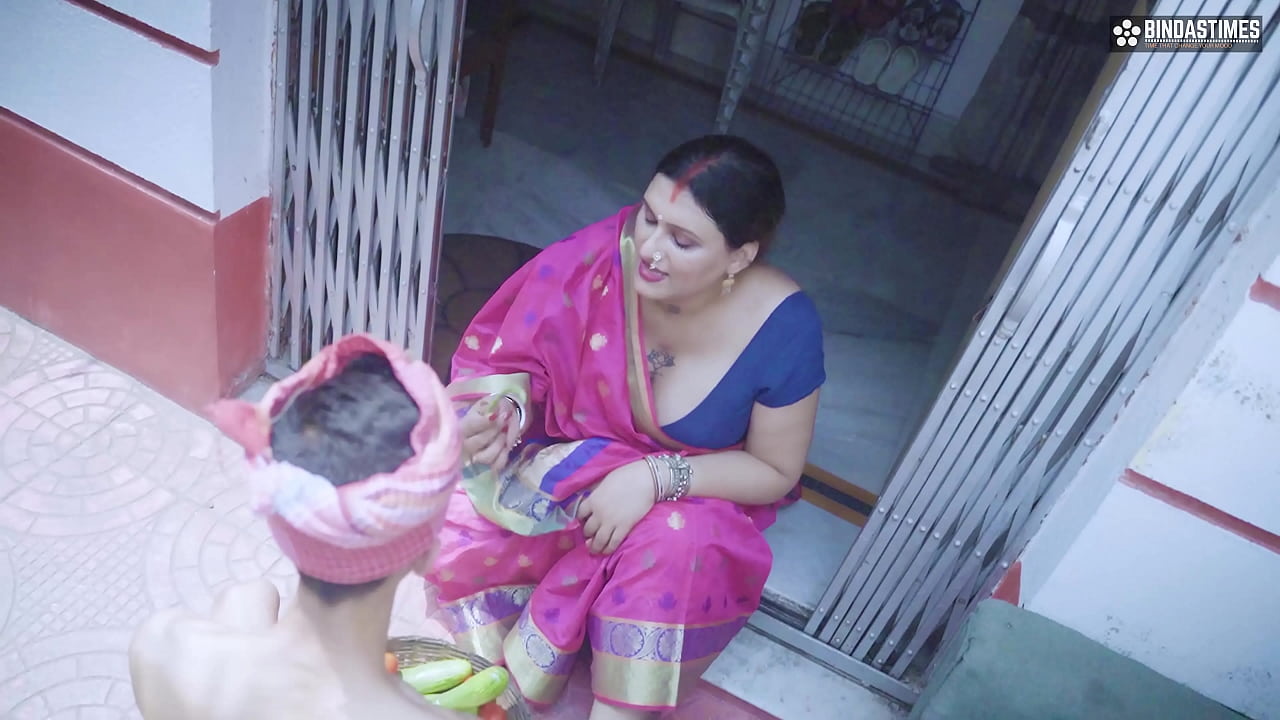 Desi Sabjiwala fucks Big Boobs Bhabhiji while selling grocery to her ( Hindi Audio )