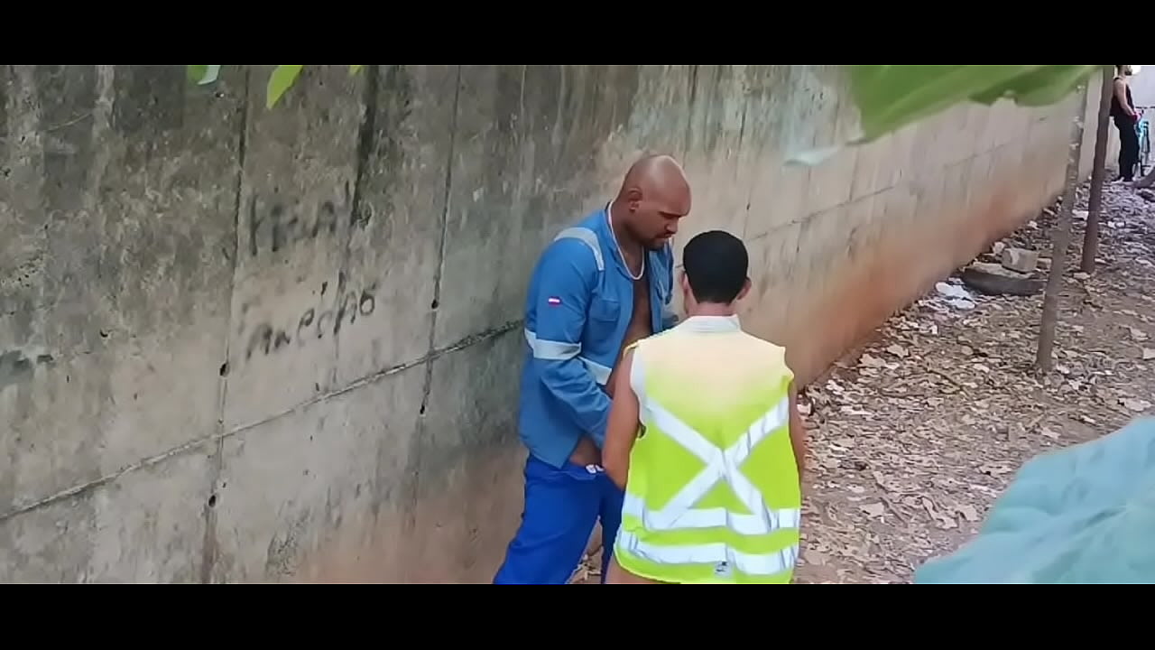 Trabalhadores vão atrás da obra fuder