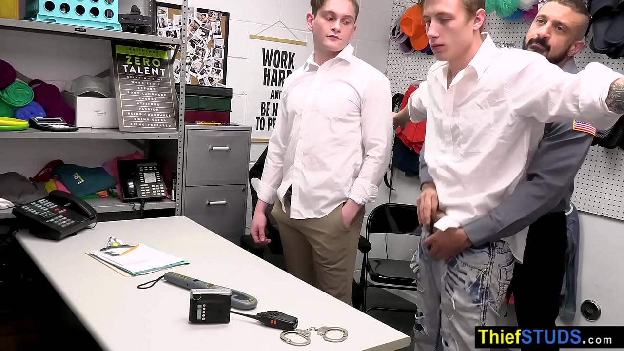 Hot teen suspects barebacking a security guard in the backroom