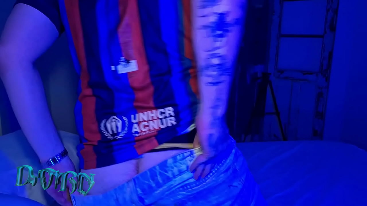 Branquinho tatuado pagou dívida com o cuzinho (COMPLETO NO RED)