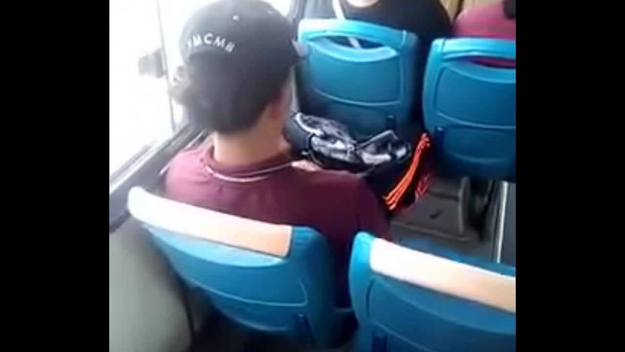 Enseñando verga en bus