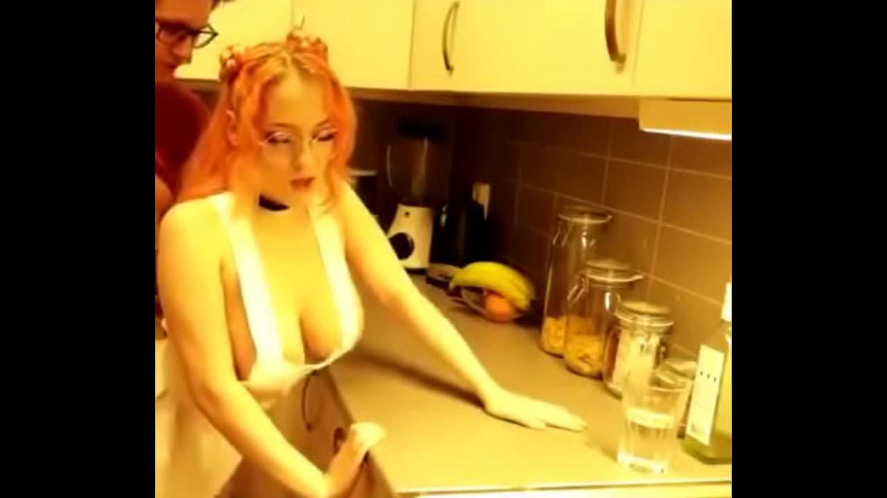 Cojiendo en la cocina cabello rojo con lentes