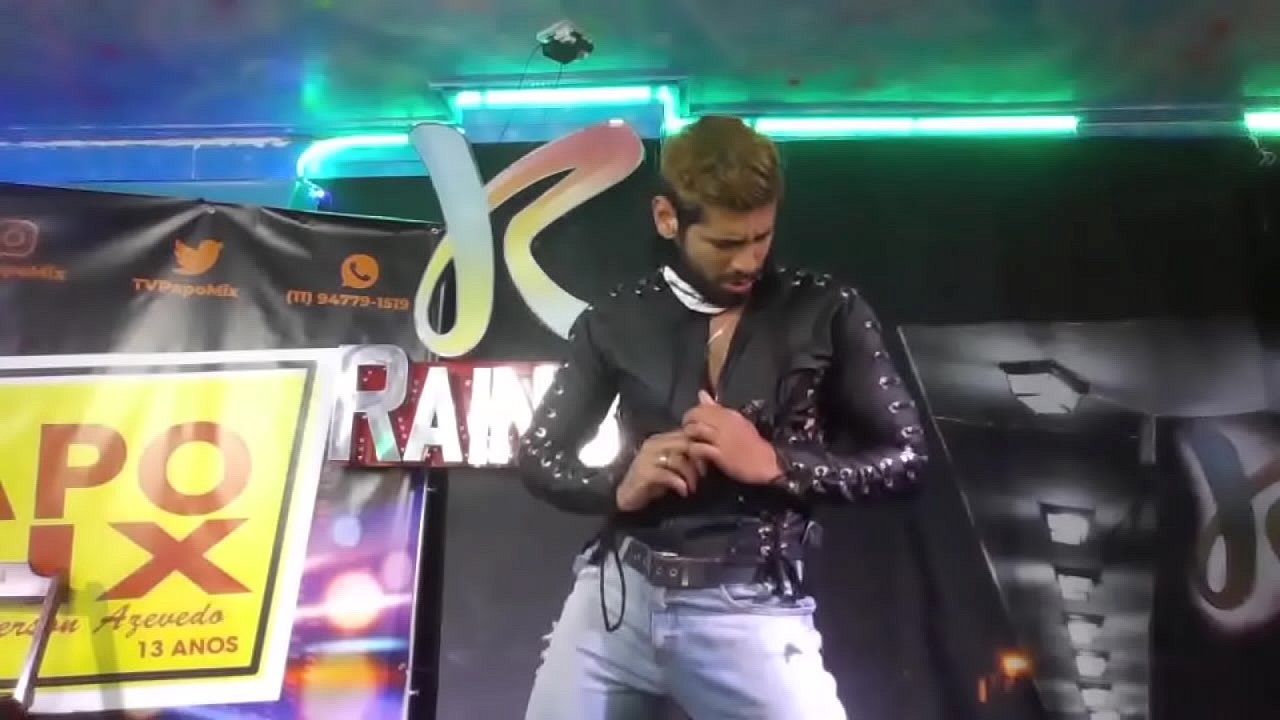 Stripper ousado de Felipe Leão em live da TV PapoMix