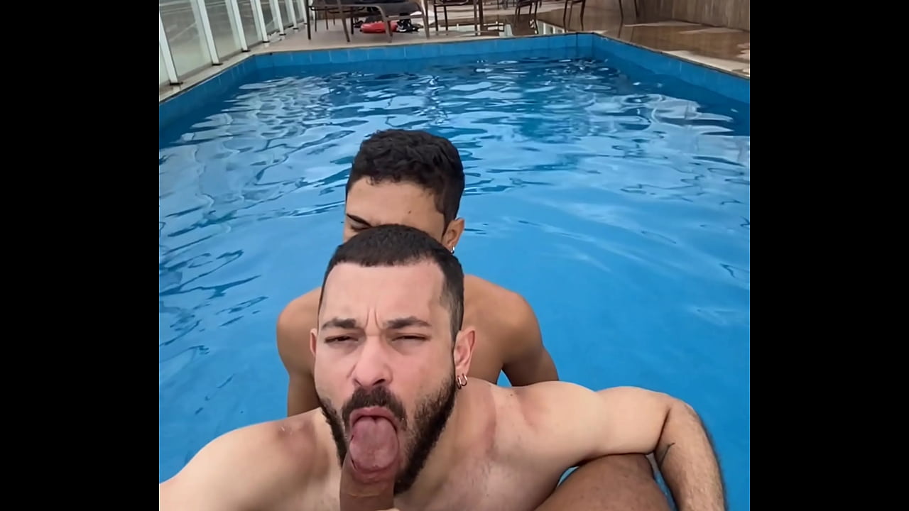 MINEIROS FUDENDO A3 NA PISCINA