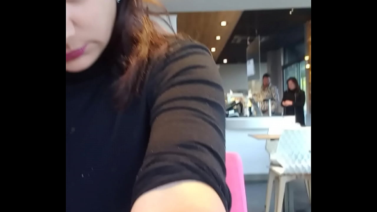 Brunette au café en public montre ses gros seins Nellyes