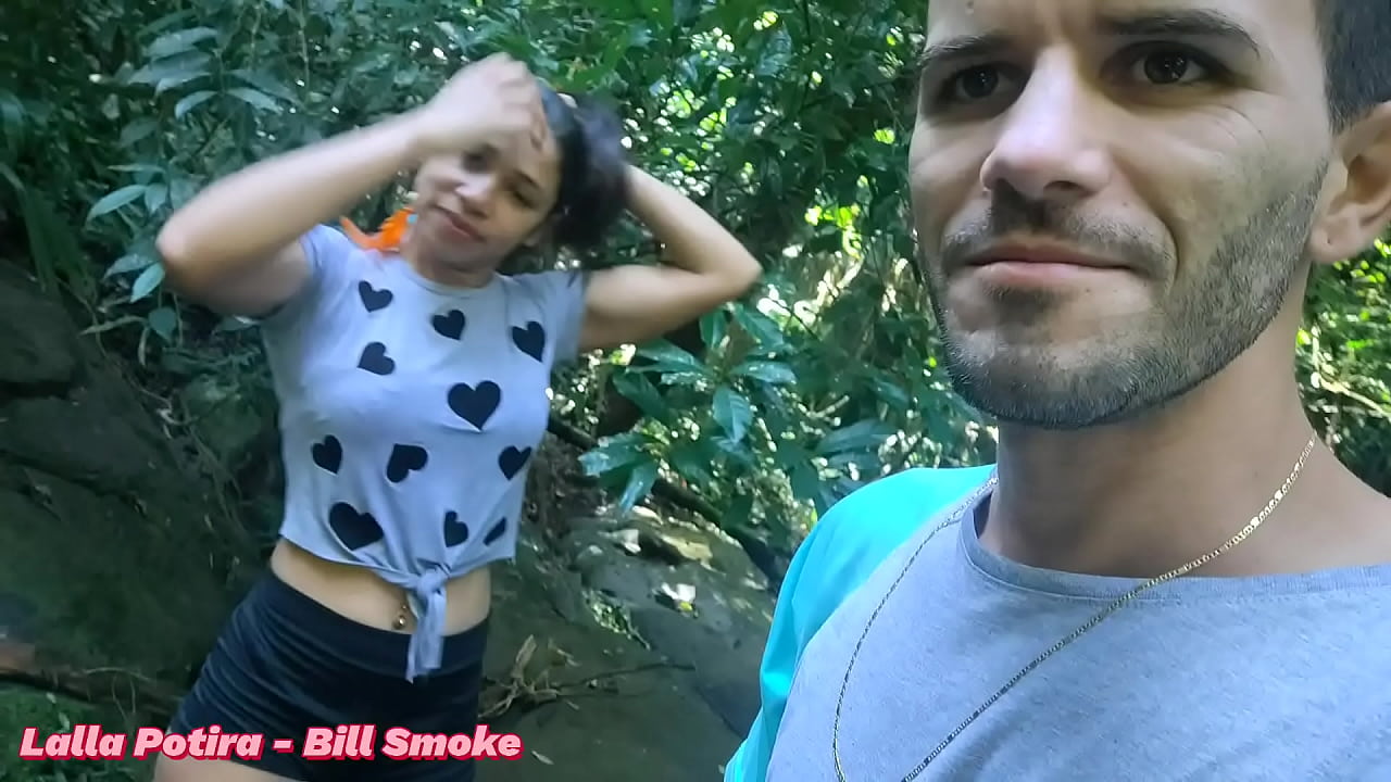 Ninfeta deu o cú gostoso no mato. Lalla Potira - Bill Smoke