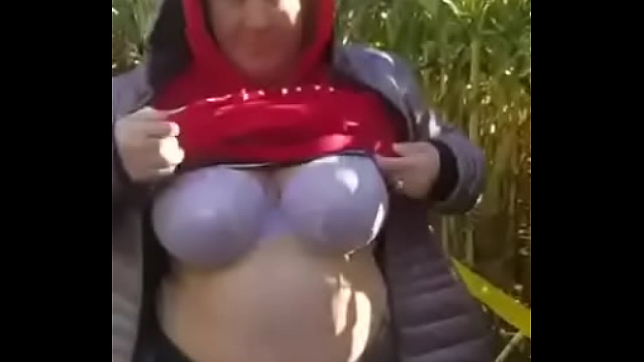 BBW duca wife flashes her tits at the corn maze