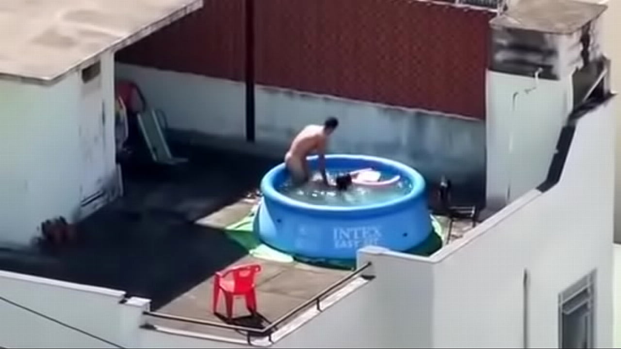 foda na piscina