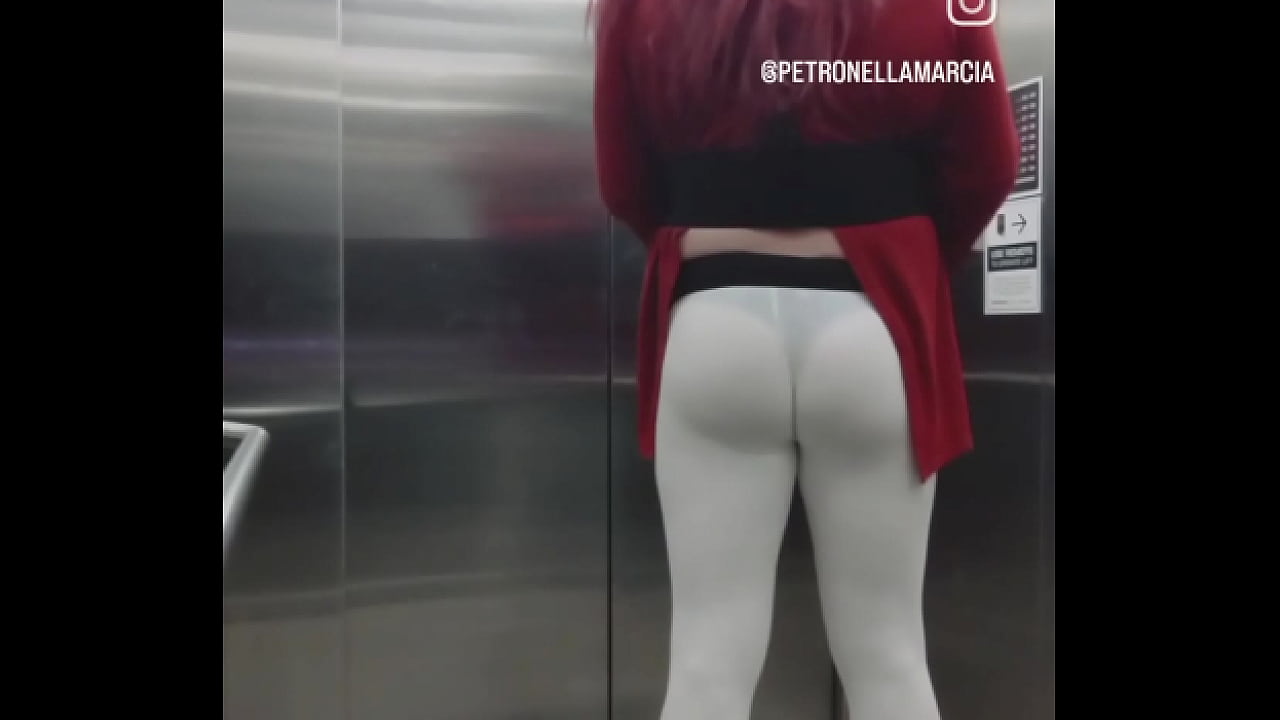 Cd trans with visible thong and nice booty in the lift wearing white leggings