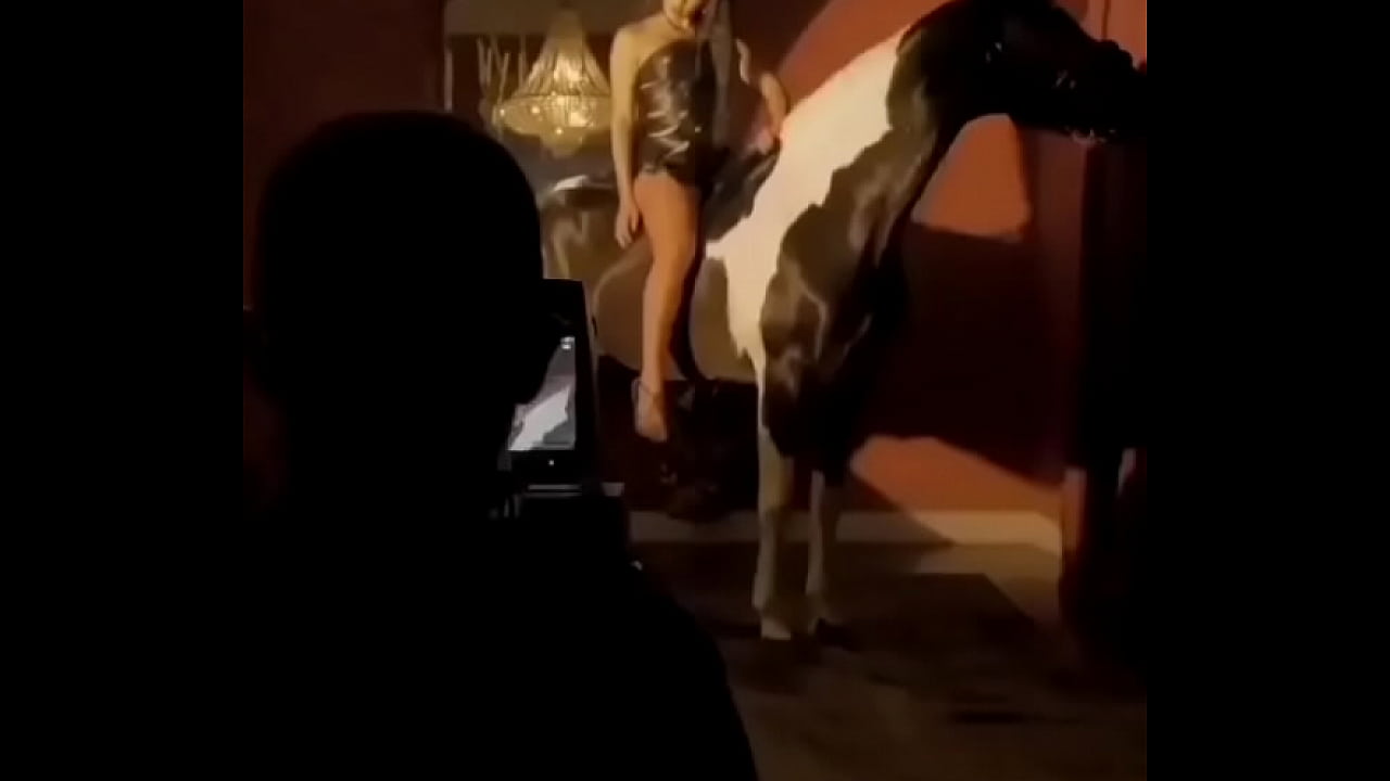 Anitta em ensaio para revista