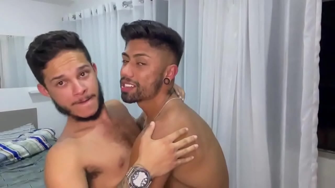 Dois Pauzudos Leitando o CU do Passivo Guloso Gostoso Malhado