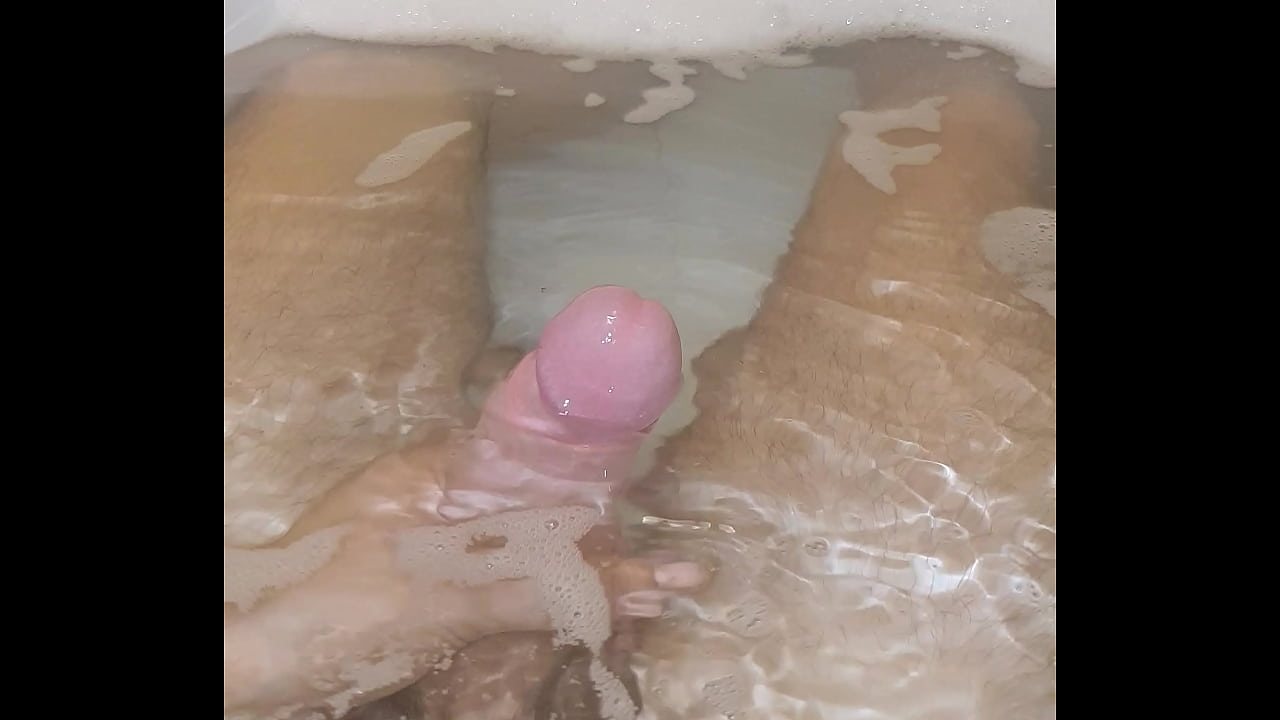 Masturbate dick in bathtube