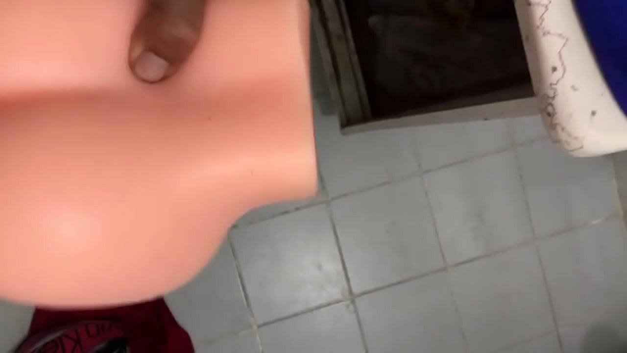 Se coge muñeca de su hermana