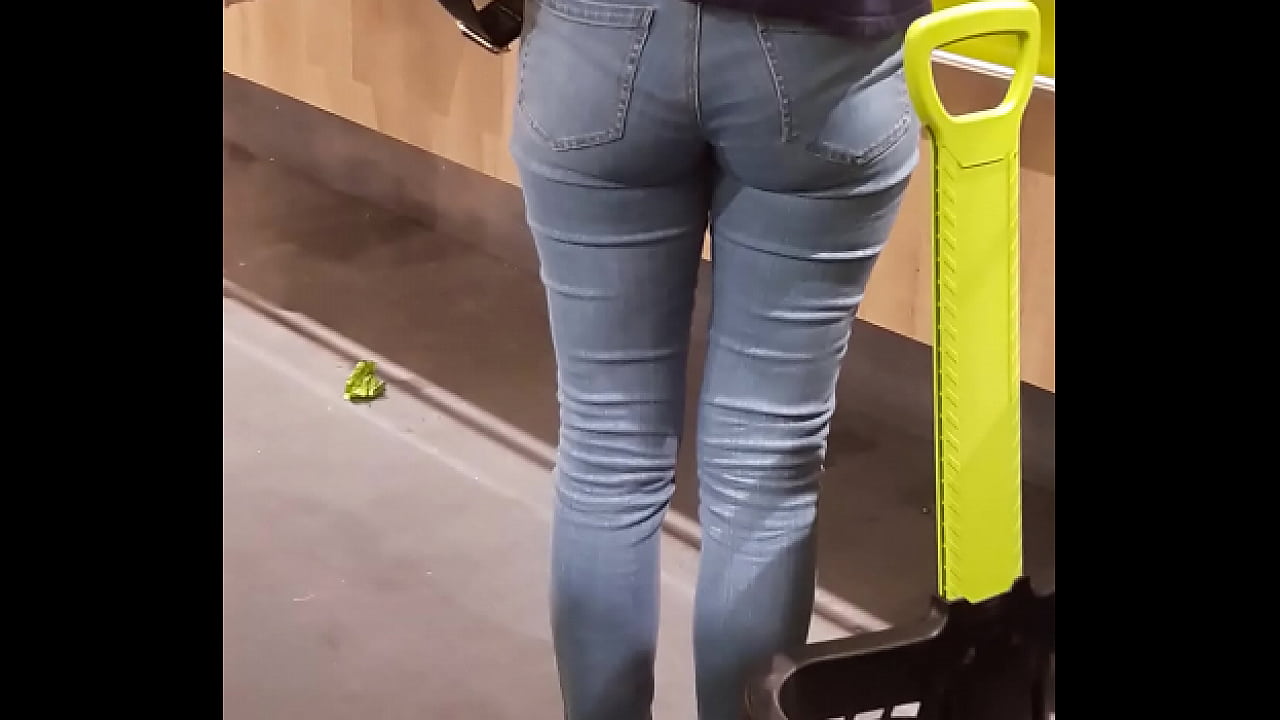 Nice ass in a supermarket