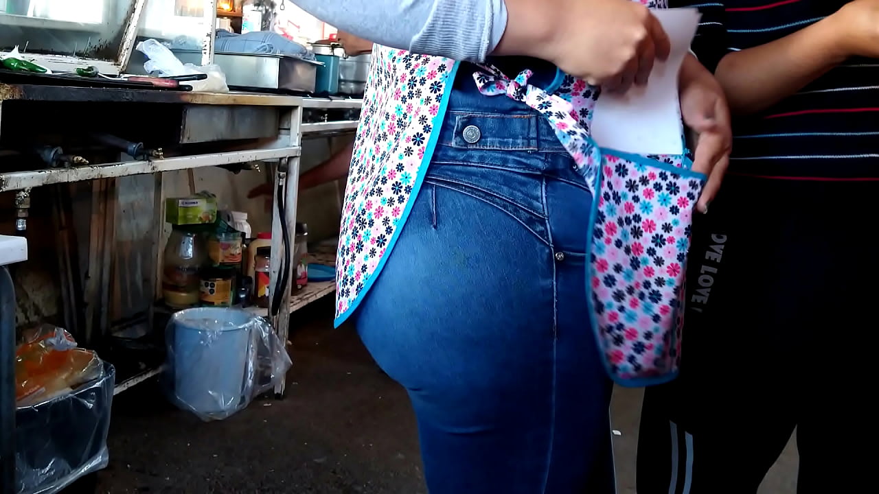 Señora Guera Culona Rebota las Nalgas en sus Jeans Ajustados Bien Sabrosa