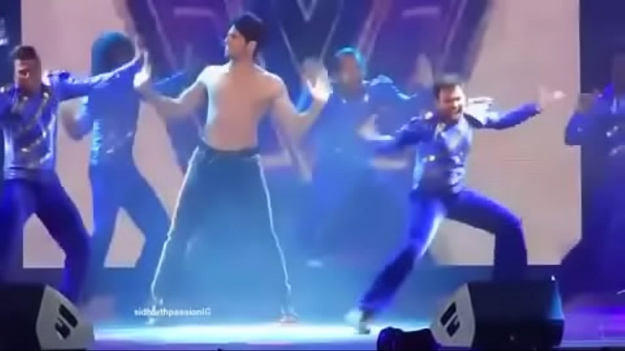 Siddharth Malhotra Shirtless Dance on Stage