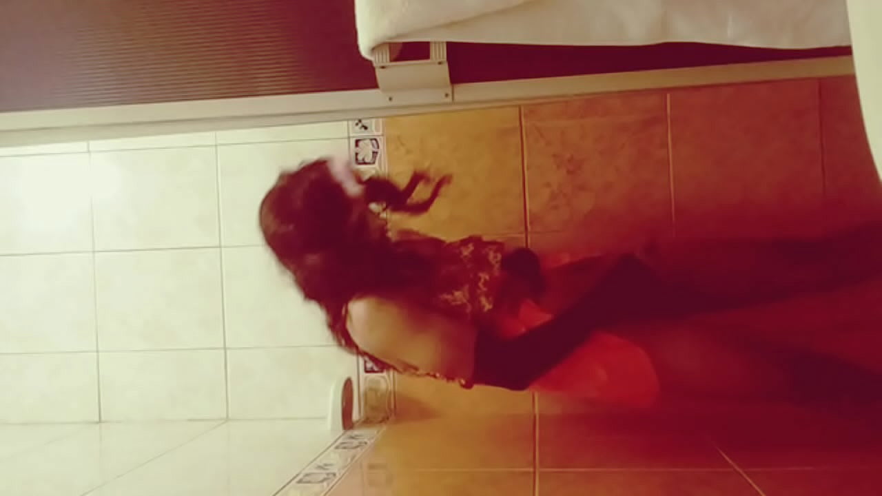 Vanessa travesti se masturba en la ducha