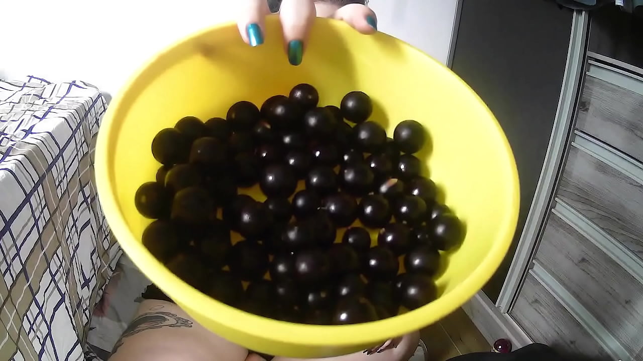 eating more than 50 jabuticabas (jaboticaba cherry), come count with me!