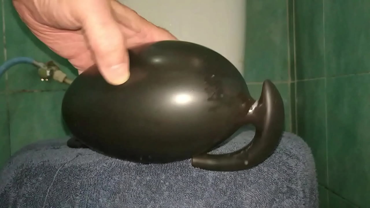 Monster Butt Plug pumped up to stretch my Ass