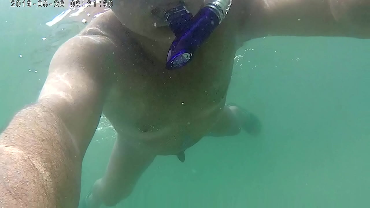 I like to swimm naked