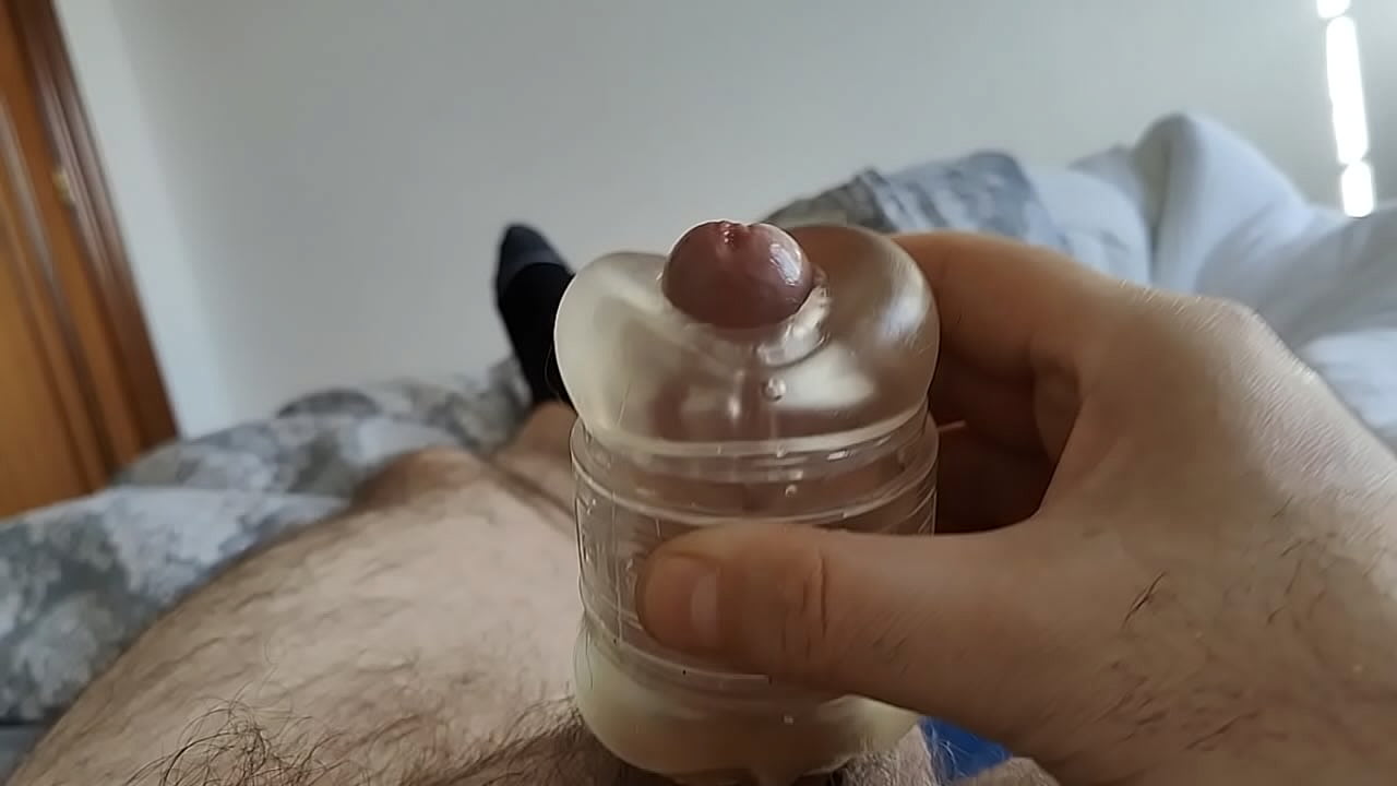 caliente en la cama con un juguetito me corro rapido