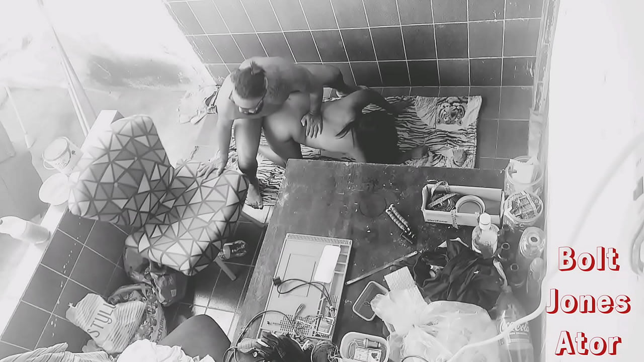 Casa a venda entra um casal pra fude sem saber da camera escondida.