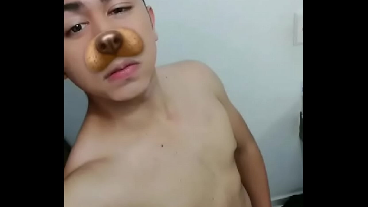 Lindo joven se masturba en un baño