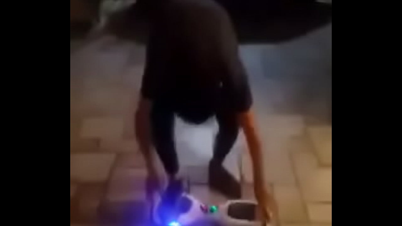 Joven mexicano chupa hoverboard