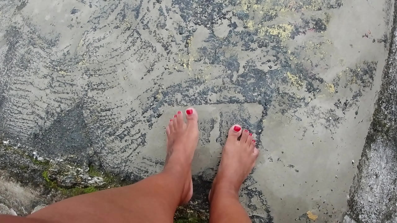 Andando na rua e na praia descalços sujando os pés - Fetiche por pés