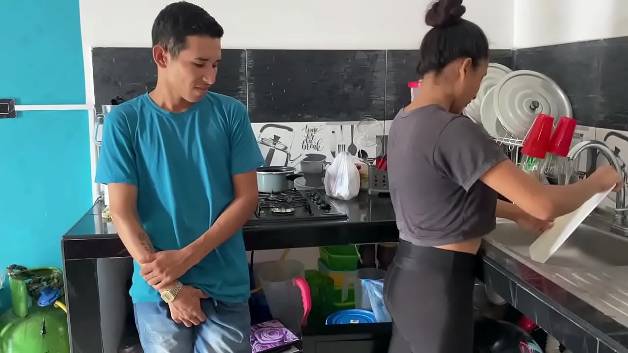 ME ENCANTA ORDEÑARLE LA VERGA A MI HERMANASTRO EN LA COCINA.