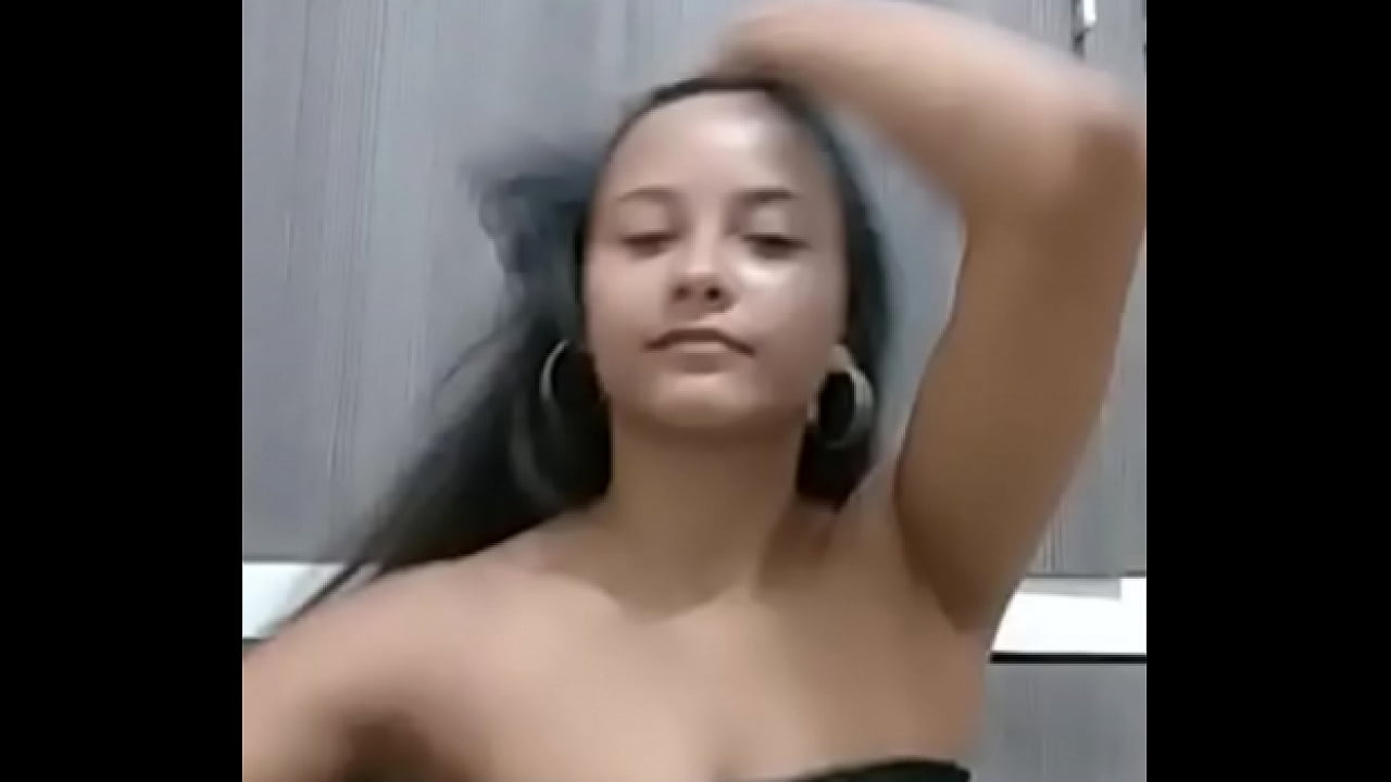 novinha Thais super gostosa provocando